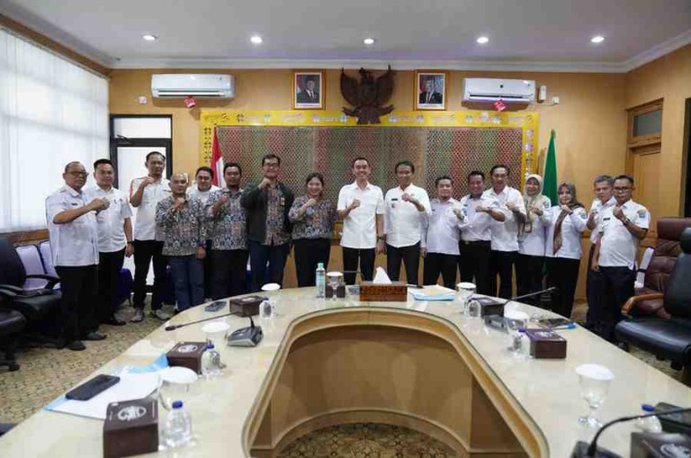 Bupati Muchendi saat menerima tim Satker Direktorat Jendral Prasarana Strategis Kementrian PUPR di Kayuagung, Rabu, (14/5).