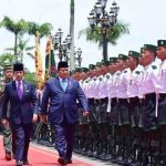 Presiden Republik Indonesia, Prabowo Subianto, menerima sambutan kenegaraan penuh kehormatan dari Yang Mulia Sultan Haji Hassanal Bolkiah Mu’izzaddin Waddaulah saat tiba di Istana Nurul Iman, Bandar Seri Begawan, Brunei Darussalam, pada Rabu, 14 Mei 2025. Foto: BPMI Setpres/Muchlis Jr