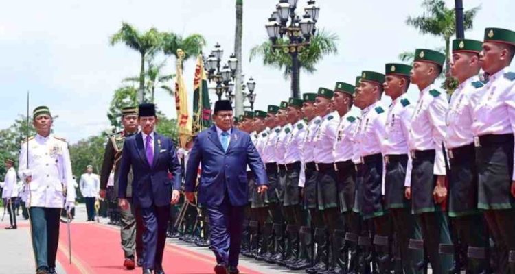Presiden Republik Indonesia, Prabowo Subianto, menerima sambutan kenegaraan penuh kehormatan dari Yang Mulia Sultan Haji Hassanal Bolkiah Mu’izzaddin Waddaulah saat tiba di Istana Nurul Iman, Bandar Seri Begawan, Brunei Darussalam, pada Rabu, 14 Mei 2025. Foto: BPMI Setpres/Muchlis Jr