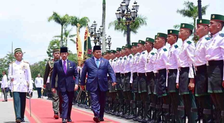 Presiden Republik Indonesia, Prabowo Subianto, menerima sambutan kenegaraan penuh kehormatan dari Yang Mulia Sultan Haji Hassanal Bolkiah Mu’izzaddin Waddaulah saat tiba di Istana Nurul Iman, Bandar Seri Begawan, Brunei Darussalam, pada Rabu, 14 Mei 2025. Foto: BPMI Setpres/Muchlis Jr