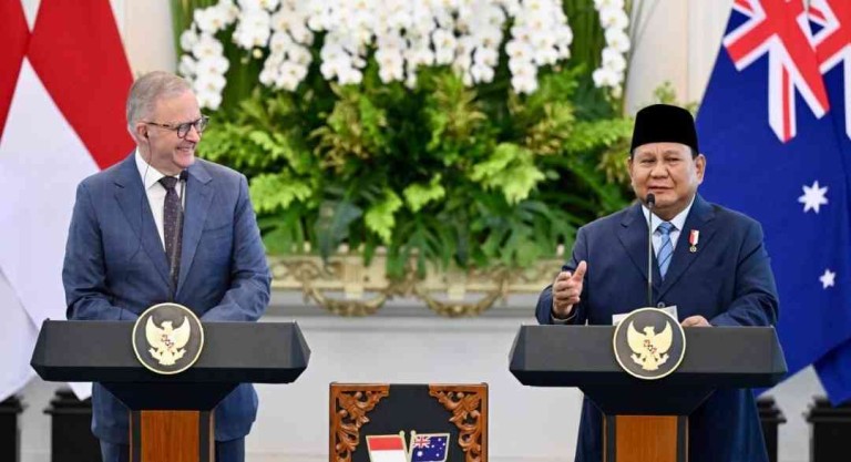 Presiden Republik Indonesia, Prabowo Subianto, bersama Perdana Menteri Australia, Anthony Albanese, menyampaikan keterangan pers bersama usai menggelar serangkaian pertemuan bilateral di Istana Merdeka, Jakarta, pada Kamis, 15 Mei 2025. Foto: BPMI Setpres/Cahyo
