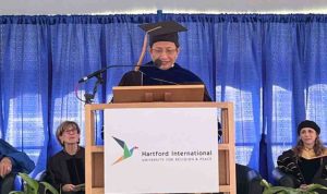 Menteri Agama RI, Nasaruddin Umar, menerima gelar kehormatan Doctor of Divinity dari Hartford International University for Religion and Peace, AS, dalam upacara resmi di Kampus Hartford pada Jumat, (16/5/2025). (Foto Istimewa/Humas Kemenag)