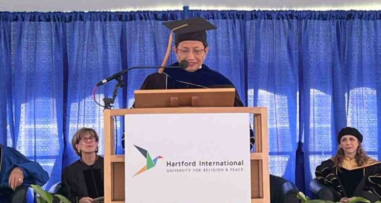 Menteri Agama RI, Nasaruddin Umar, menerima gelar kehormatan Doctor of Divinity dari Hartford International University for Religion and Peace, AS, dalam upacara resmi di Kampus Hartford pada Jumat, (16/5/2025). (Foto Istimewa/Humas Kemenag)