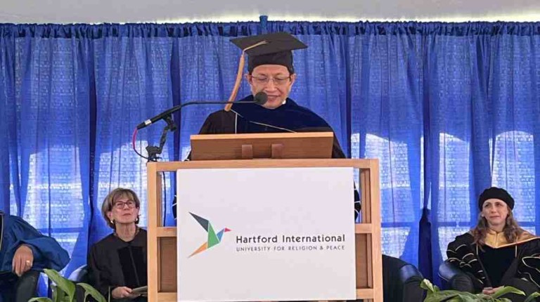Menteri Agama RI, Nasaruddin Umar, menerima gelar kehormatan Doctor of Divinity dari Hartford International University for Religion and Peace, AS, dalam upacara resmi di Kampus Hartford pada Jumat, (16/5/2025). (Foto Istimewa/Humas Kemenag)