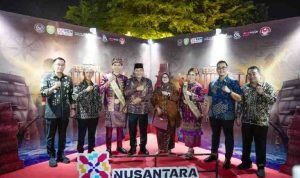 H. M. Toha, dan Ketua TP PKK, Hj. Patimah Toha, yang menunjukkan dukungan terhadap budaya dan pariwisata Provinsi Sumatera Selatan.