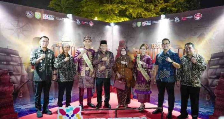 H. M. Toha, dan Ketua TP PKK, Hj. Patimah Toha, yang menunjukkan dukungan terhadap budaya dan pariwisata Provinsi Sumatera Selatan.