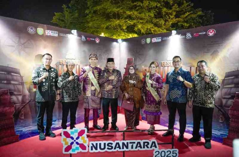 H. M. Toha, dan Ketua TP PKK, Hj. Patimah Toha, yang menunjukkan dukungan terhadap budaya dan pariwisata Provinsi Sumatera Selatan.