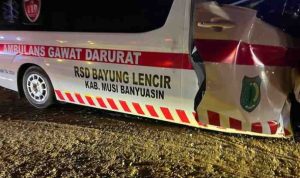 Ambulans milik RS Bayung Lencir mengalami kecelakaan saat membawa pasien rujukan ke Palembang pada Jumat malam (16/5/2025).