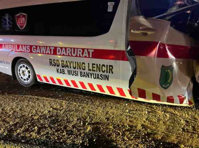 Ambulans milik RS Bayung Lencir mengalami kecelakaan saat membawa pasien rujukan ke Palembang pada Jumat malam (16/5/2025).