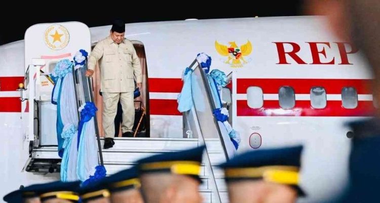 Presiden Republik Indonesia, Prabowo Subianto, tiba di Bangkok, Thailand, pada Sabtu malam, 17 Mei 2025, dalam rangka kunjungan resmi. Foto: BPMI Setpres