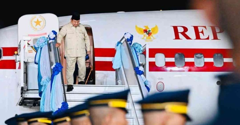 Presiden Republik Indonesia, Prabowo Subianto, tiba di Bangkok, Thailand, pada Sabtu malam, 17 Mei 2025, dalam rangka kunjungan resmi. Foto: BPMI Setpres