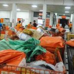Pekerja melakukan pemilahan barang yang akan dikirim melalui PT Pos Indonesia (Persero) di Sentral Pengolahan Pos Bandung, Jawa Barat, Senin (14/9/2020). ANTARA FOTO/Raisan Al Farisi/hp. (ANTARA FOTO/RAISAN AL FARISI)