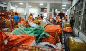 Pekerja melakukan pemilahan barang yang akan dikirim melalui PT Pos Indonesia (Persero) di Sentral Pengolahan Pos Bandung, Jawa Barat, Senin (14/9/2020). ANTARA FOTO/Raisan Al Farisi/hp. (ANTARA FOTO/RAISAN AL FARISI)