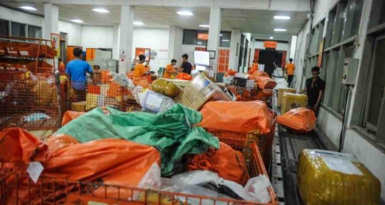 Pekerja melakukan pemilahan barang yang akan dikirim melalui PT Pos Indonesia (Persero) di Sentral Pengolahan Pos Bandung, Jawa Barat, Senin (14/9/2020). ANTARA FOTO/Raisan Al Farisi/hp. (ANTARA FOTO/RAISAN AL FARISI)