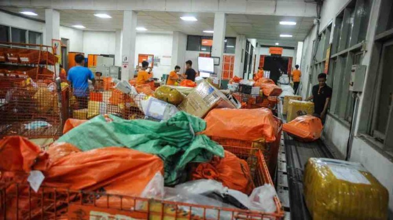 Pekerja melakukan pemilahan barang yang akan dikirim melalui PT Pos Indonesia (Persero) di Sentral Pengolahan Pos Bandung, Jawa Barat, Senin (14/9/2020). ANTARA FOTO/Raisan Al Farisi/hp. (ANTARA FOTO/RAISAN AL FARISI)