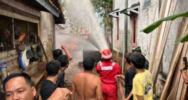 Kecamatan Babat Toman, Kabupaten Musi Banyuasin, pada Senin (19/05/2025), berhasil dipadamkan sebelum merembet ke permukiman sekitar.