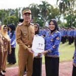 H. Muchendi Mahzareki resmi melantik Sebanyak 490 tenaga non-ASN di Kabupaten Ogan Komering Ilir menjadi Pegawai Pemerintah dengan Perjanjian Kerja (PPPK) pada formasi tahun 2024, di halaman kantor Bupati OKI, (20/5/24).