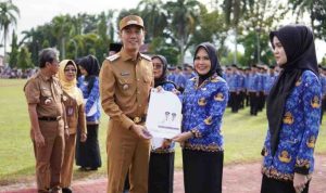 H. Muchendi Mahzareki resmi melantik Sebanyak 490 tenaga non-ASN di Kabupaten Ogan Komering Ilir menjadi Pegawai Pemerintah dengan Perjanjian Kerja (PPPK) pada formasi tahun 2024, di halaman kantor Bupati OKI, (20/5/24).
