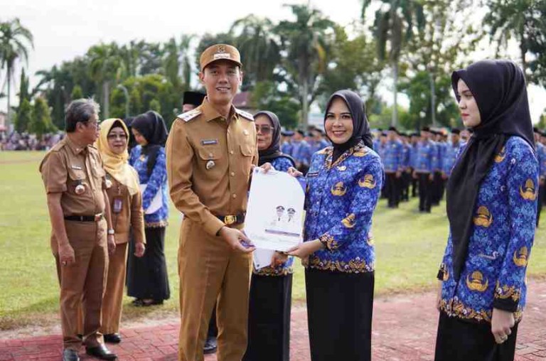 H. Muchendi Mahzareki resmi melantik Sebanyak 490 tenaga non-ASN di Kabupaten Ogan Komering Ilir menjadi Pegawai Pemerintah dengan Perjanjian Kerja (PPPK) pada formasi tahun 2024, di halaman kantor Bupati OKI, (20/5/24).