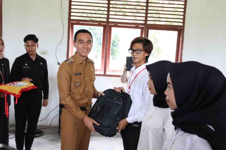 Sebanyak 64 peserta resmi mengikuti Pelatihan Kejuruan Berbasis Kompetensi yang digelar oleh Pemerintah Kabupaten Ogan Komering Ilir (OKI) melalui Dinas Tenaga Kerja dan Transmigrasi (Disnakertrans).