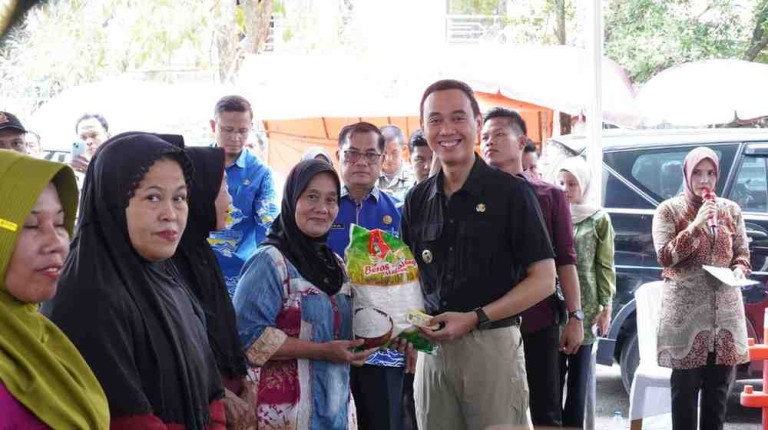 Muchendi pada gelaran Operasi Pasar Murah di Halaman Gedung Bertingkat Shopping Center Kayuagung, Kamis(22/05/25).