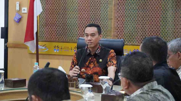 Kepala BKSDA Sumsel, Teguh Setiawan saat beraudiensi dengan Bupati OKI, Jum’at, (23/5/25).