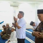 H. Herman Deru bersama Sekretaris Daerah Provinsi Sumsel H. Edward Candra melaksanakan ibadah Sholat Jumat berjamaah di Masjid Al Hayza yang terletak di komplek Perkantoran Pemerintah Provinsi Sumatera Selatan, Jumat (23/05/2025).