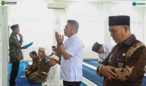 H. Herman Deru bersama Sekretaris Daerah Provinsi Sumsel H. Edward Candra melaksanakan ibadah Sholat Jumat berjamaah di Masjid Al Hayza yang terletak di komplek Perkantoran Pemerintah Provinsi Sumatera Selatan, Jumat (23/05/2025).