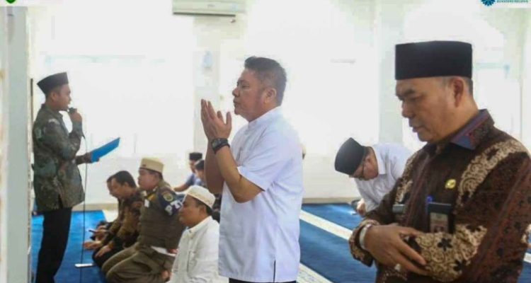 H. Herman Deru bersama Sekretaris Daerah Provinsi Sumsel H. Edward Candra melaksanakan ibadah Sholat Jumat berjamaah di Masjid Al Hayza yang terletak di komplek Perkantoran Pemerintah Provinsi Sumatera Selatan, Jumat (23/05/2025).