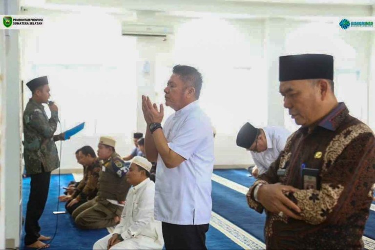 H. Herman Deru bersama Sekretaris Daerah Provinsi Sumsel H. Edward Candra melaksanakan ibadah Sholat Jumat berjamaah di Masjid Al Hayza yang terletak di komplek Perkantoran Pemerintah Provinsi Sumatera Selatan, Jumat (23/05/2025).