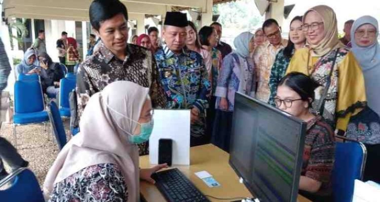 Wamenkes Dante Saksono Harbuwono saat meninjau langsung pelaksanaan program Cek Kesehatan Gratis (CKG) di Universitas Indonesia (UI), Depok/Foto: Kemenkes