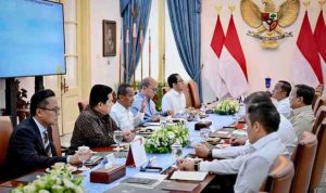 Presiden Republik Indonesia, Prabowo Subianto, memimpin rapat terbatas bersama sejumlah menteri Kabinet Merah Putih di Istana Merdeka, Jakarta, Kamis (22/5/2025).. BPMI Setpres