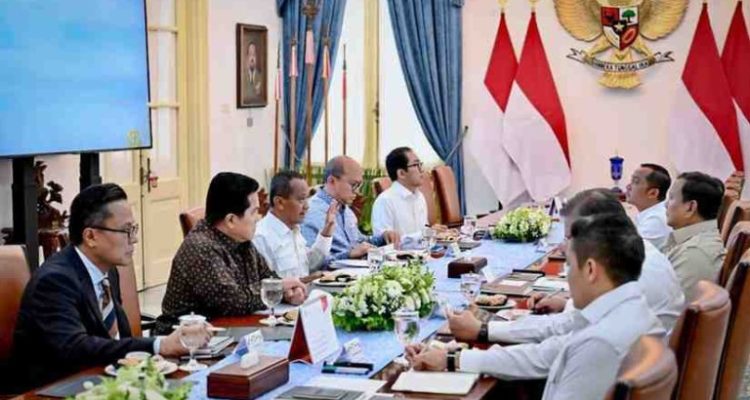 Presiden Republik Indonesia, Prabowo Subianto, memimpin rapat terbatas bersama sejumlah menteri Kabinet Merah Putih di Istana Merdeka, Jakarta, Kamis (22/5/2025).. BPMI Setpres