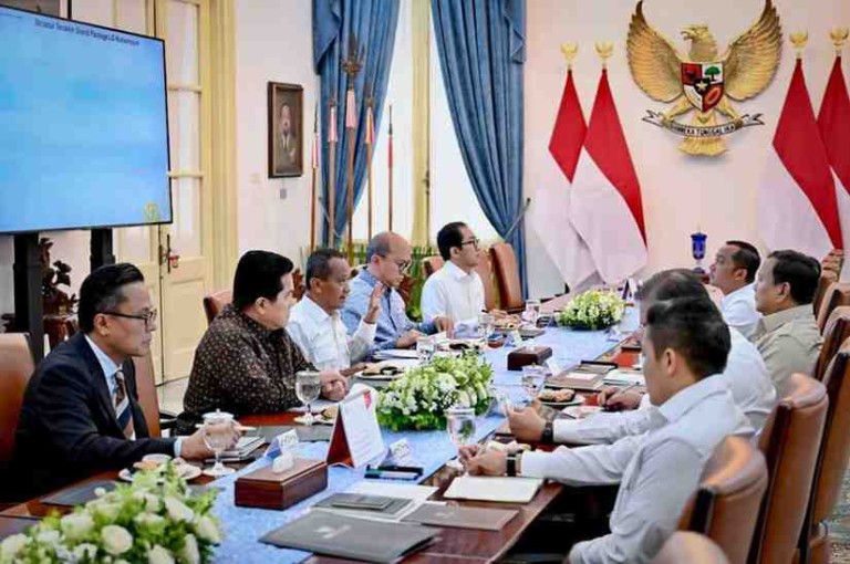 Presiden Republik Indonesia, Prabowo Subianto, memimpin rapat terbatas bersama sejumlah menteri Kabinet Merah Putih di Istana Merdeka, Jakarta, Kamis (22/5/2025).. BPMI Setpres