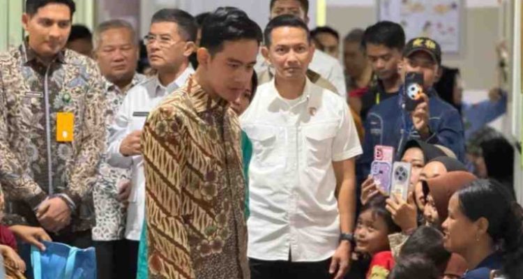 Wakil Presiden Republik Indonesia, Gibran Rakabuming, meninjau pelaksanaan program Cek Kesehatan Gratis (CKG) di Puskesmas Margadadi, Jalan Letnan Sutejo No. 10, Kecamatan Indramayu, Kabupaten Indramayu, pada Jumat (23/5/2025). (Biro Pers, Media, dan Informasi Sekretariat Wakil Presiden)