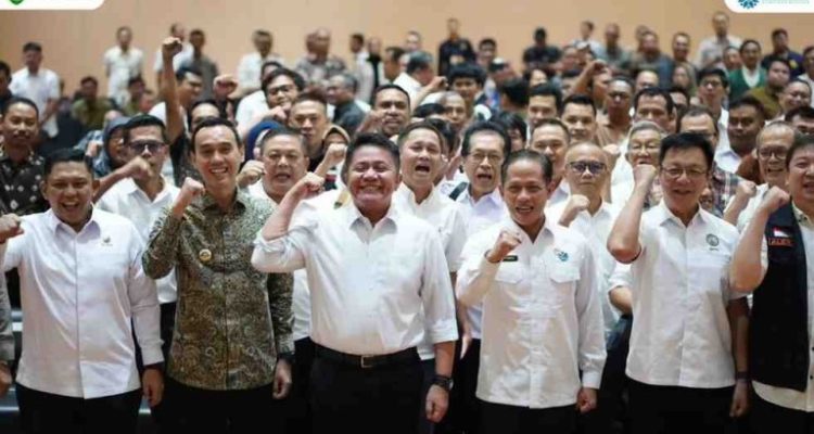H. Herman Deru bersama Menteri Lingkungan Hidup dan Kehutanan (LHK) RI, Hanif Faisol Nurofiq, memimpin Konsolidasi Personil dan Peralatan Pengendalian Kebakaran Hutan dan Lahan (Karhutla) di Hotel Aryaduta Palembang (Sabtu, 24/5/2025).