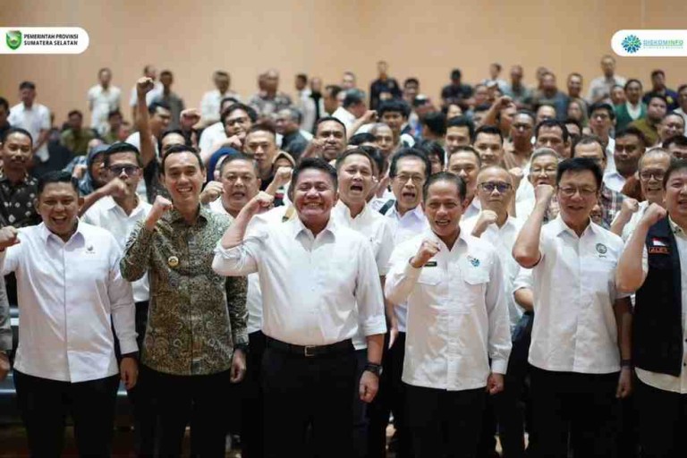 H. Herman Deru bersama Menteri Lingkungan Hidup dan Kehutanan (LHK) RI, Hanif Faisol Nurofiq, memimpin Konsolidasi Personil dan Peralatan Pengendalian Kebakaran Hutan dan Lahan (Karhutla) di Hotel Aryaduta Palembang (Sabtu, 24/5/2025).
