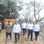 H. Herman Deru, mendampingi Menteri Lingkungan Hidup Republik Indonesia, Hanif Faisol Nurofiq, dalam peninjauan langsung ke Tempat Pembuangan Akhir (TPA) Sukawinatan, Palembang, Sabtu, (24/5/2025).
