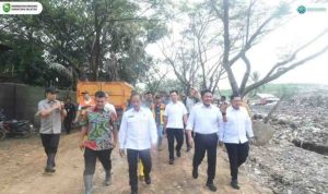 H. Herman Deru, mendampingi Menteri Lingkungan Hidup Republik Indonesia, Hanif Faisol Nurofiq, dalam peninjauan langsung ke Tempat Pembuangan Akhir (TPA) Sukawinatan, Palembang, Sabtu, (24/5/2025).