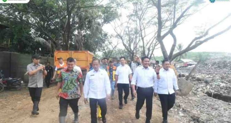 H. Herman Deru, mendampingi Menteri Lingkungan Hidup Republik Indonesia, Hanif Faisol Nurofiq, dalam peninjauan langsung ke Tempat Pembuangan Akhir (TPA) Sukawinatan, Palembang, Sabtu, (24/5/2025).