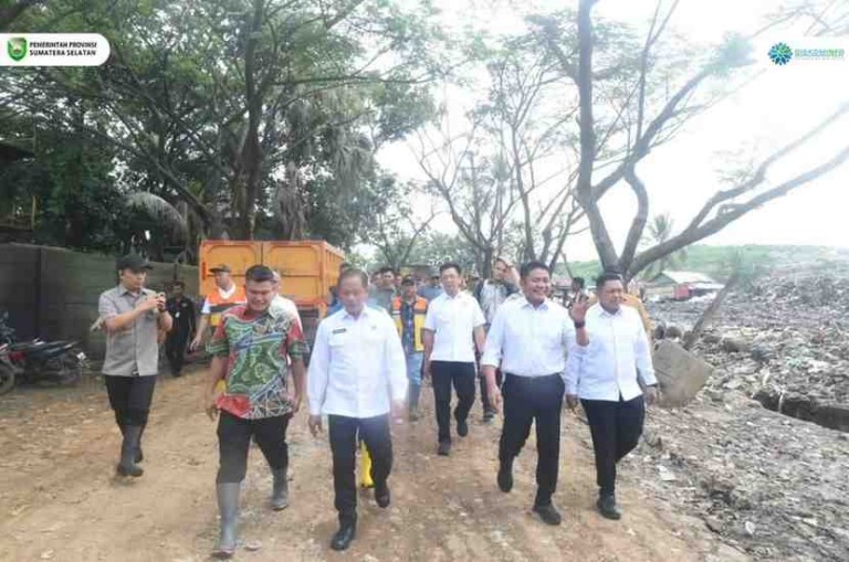 H. Herman Deru, mendampingi Menteri Lingkungan Hidup Republik Indonesia, Hanif Faisol Nurofiq, dalam peninjauan langsung ke Tempat Pembuangan Akhir (TPA) Sukawinatan, Palembang, Sabtu, (24/5/2025).