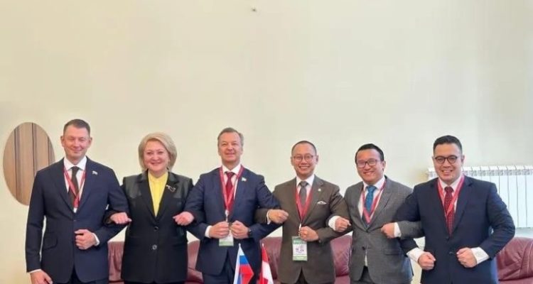 Wakil Ketua MPR RI, Eddy Soeparno (ketiga dari kiri) saat melakukan pertemuan bilateral dengan Wakil Ketua Pertama Dewan Federasi Majelis Federal Rusia, Andrey Yatskin, di sela-sela penyelenggaraan Kongres Ekologi Internasional Nevsky XI di St. Petersburg, Jumat (23/5/2025). (Foto Istimewa/Humas MPR RI )