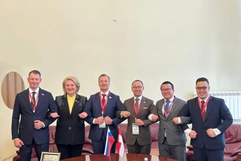 Wakil Ketua MPR RI, Eddy Soeparno (ketiga dari kiri) saat melakukan pertemuan bilateral dengan Wakil Ketua Pertama Dewan Federasi Majelis Federal Rusia, Andrey Yatskin, di sela-sela penyelenggaraan Kongres Ekologi Internasional Nevsky XI di St. Petersburg, Jumat (23/5/2025). (Foto Istimewa/Humas MPR RI )