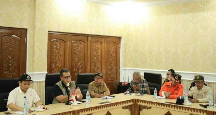 Rakor Badan Nasional Penanggulangan Bencana (BNPB) bersama lintas Forkompimda Provinsi Bengkulu yang juga dihadiri perwakilan dunia usaha di Kantor Gubernur Bengkulu, Sabtu (24/5/2025). (Foto: BNPB.)
