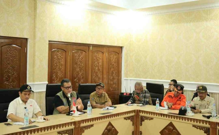 Rakor Badan Nasional Penanggulangan Bencana (BNPB) bersama lintas Forkompimda Provinsi Bengkulu yang juga dihadiri perwakilan dunia usaha di Kantor Gubernur Bengkulu, Sabtu (24/5/2025). (Foto: BNPB.)