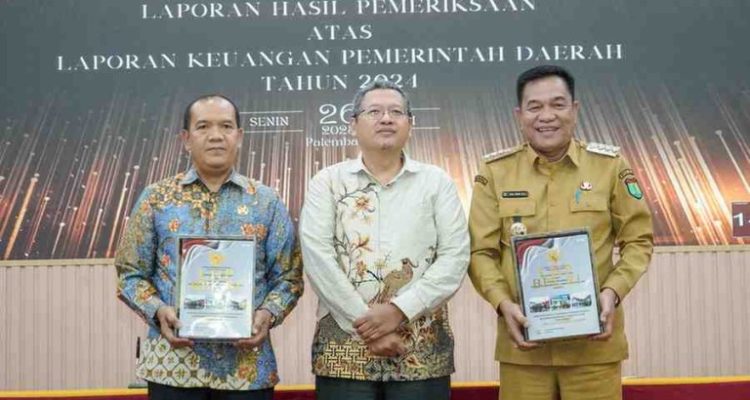 Bupati H M Toha secara resmi menerima Laporan Hasil Pemeriksaan atas Laporan Keuangan Pemerintah Kabupaten Muba Tahun Anggaran 2024 dari Badan Pemeriksa Keuangan (BPK) Perwakilan Provinsi Sumatera Selatan, Senin (26/5/2025). 