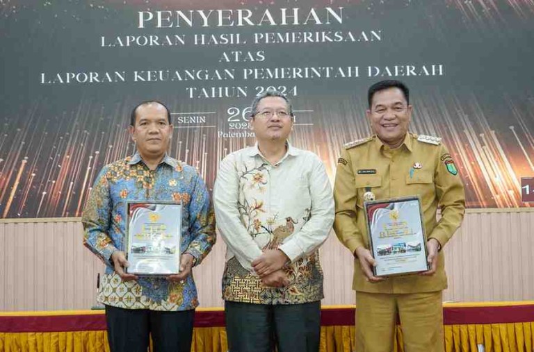 Bupati H M Toha secara resmi menerima Laporan Hasil Pemeriksaan atas Laporan Keuangan Pemerintah Kabupaten Muba Tahun Anggaran 2024 dari Badan Pemeriksa Keuangan (BPK) Perwakilan Provinsi Sumatera Selatan, Senin (26/5/2025). 