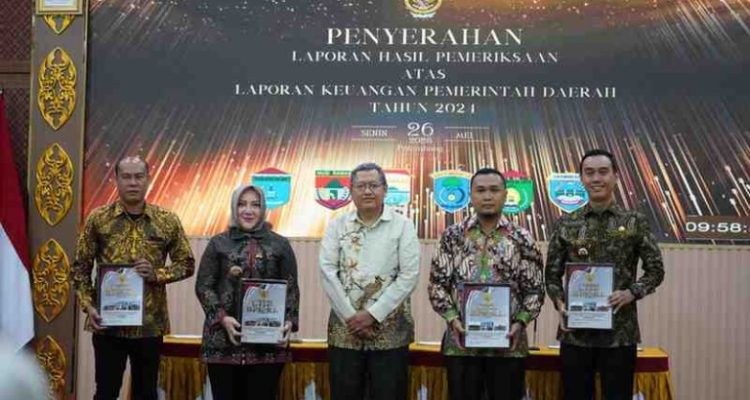 Penyerahan Laporan Hasil Pemeriksaan (LHP) BPK RI atas Laporan Keuangan Pemerintah Daerah (LKPD) pemerintah kabupaten/kota Tahun Anggaran 2024 di Kantor BPK RI Sumsel, Senin, (26/5/25).