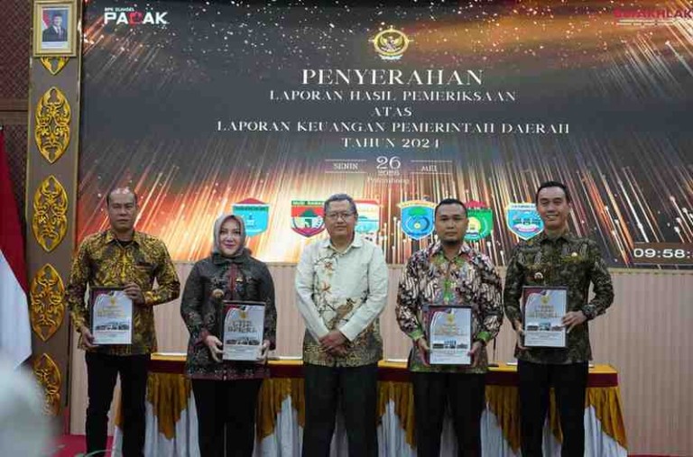 Penyerahan Laporan Hasil Pemeriksaan (LHP) BPK RI atas Laporan Keuangan Pemerintah Daerah (LKPD) pemerintah kabupaten/kota Tahun Anggaran 2024 di Kantor BPK RI Sumsel, Senin, (26/5/25).