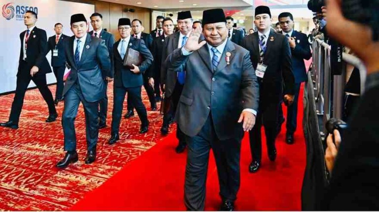 Presiden Republik Indonesia, Prabowo Subianto mengikuti sesi retreat yang berlangsung di Ruang Konferensi, Kuala Lumpur Convention Centre (KLCC), pada Senin, 26 Mei 2025. Foto: BPMI Setpres/Laily Rachev